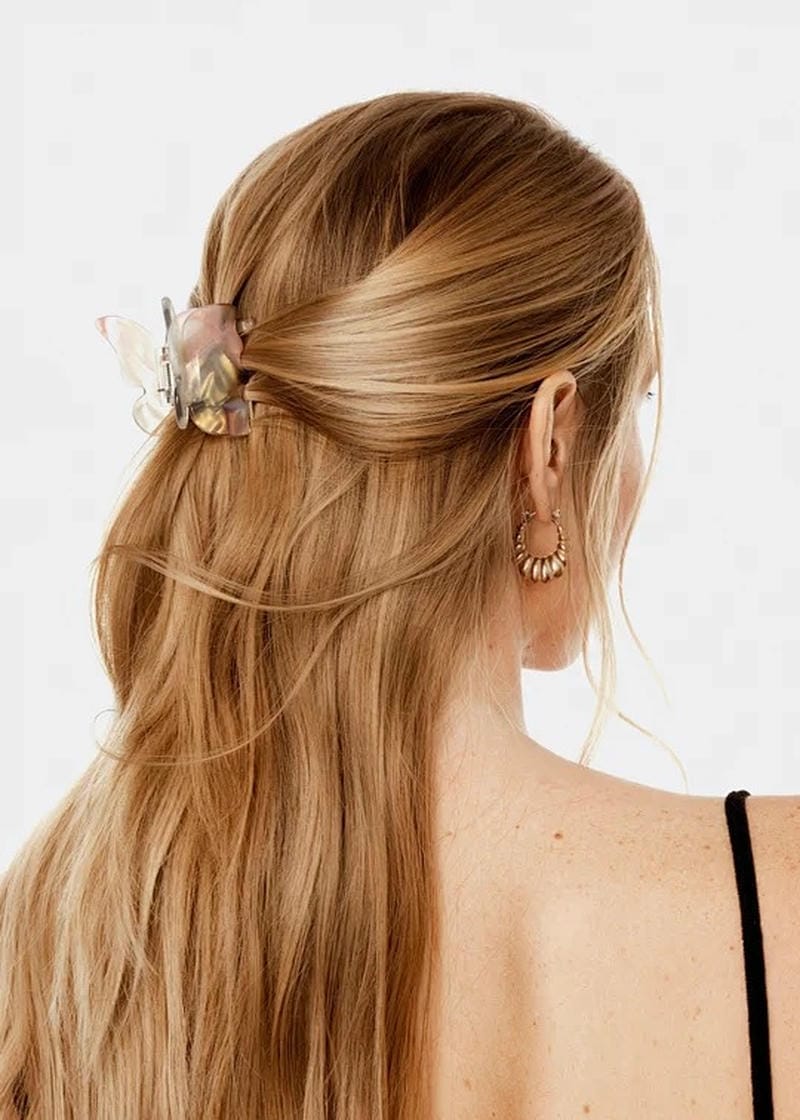 Cách búi tóc bằng kẹp càng cua cho tóc layer