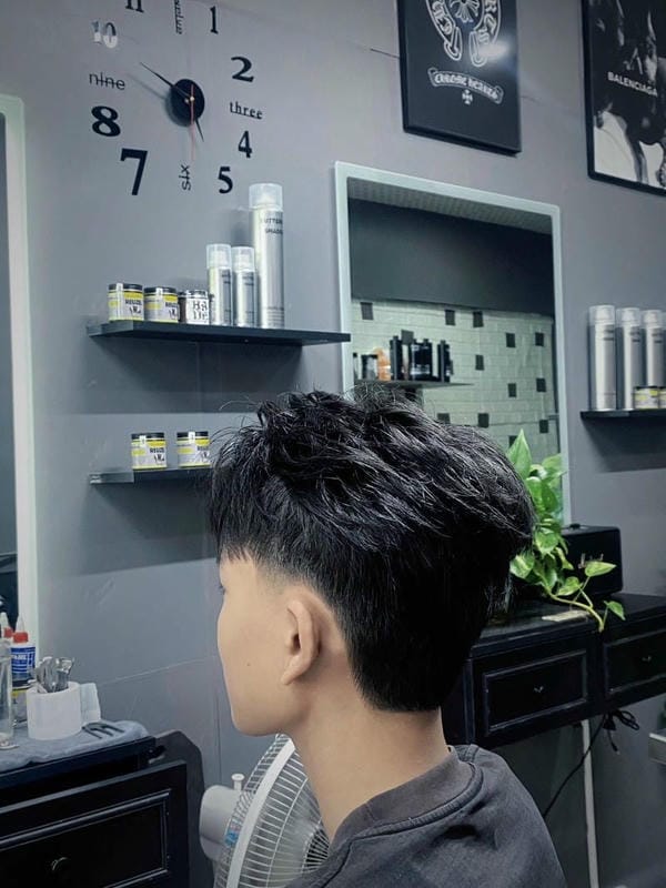 Kiểu tóc cho bé trai ít tóc – Kiểu tóc Side Part