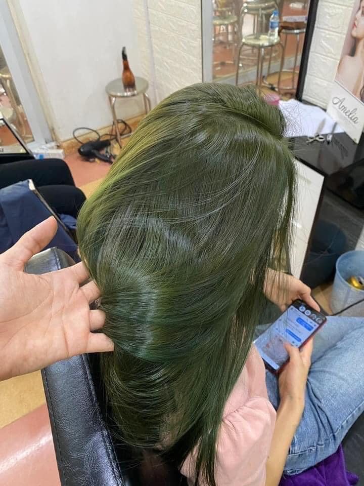 Vì sao nhuộm tóc màu xanh rêu lại được ưa chuộng
