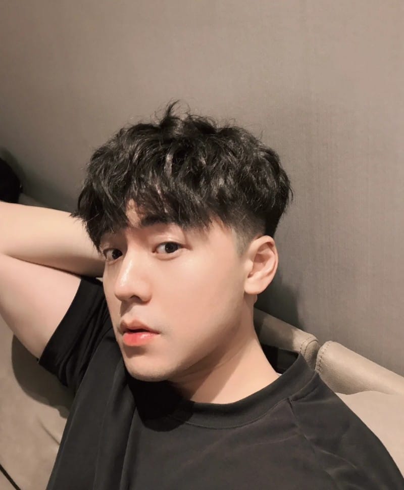 mẫu tóc xoăn nam 1