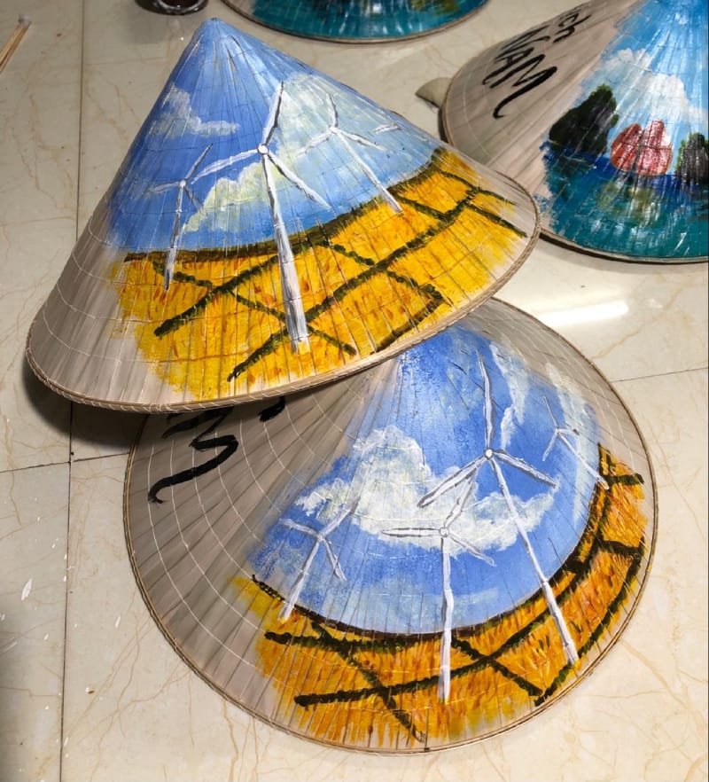 vẽ tranh trên nón lá 10