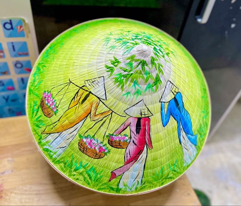 vẽ tranh trên nón lá 3