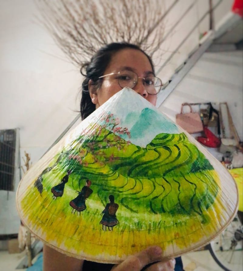 vẽ tranh trên nón lá 8