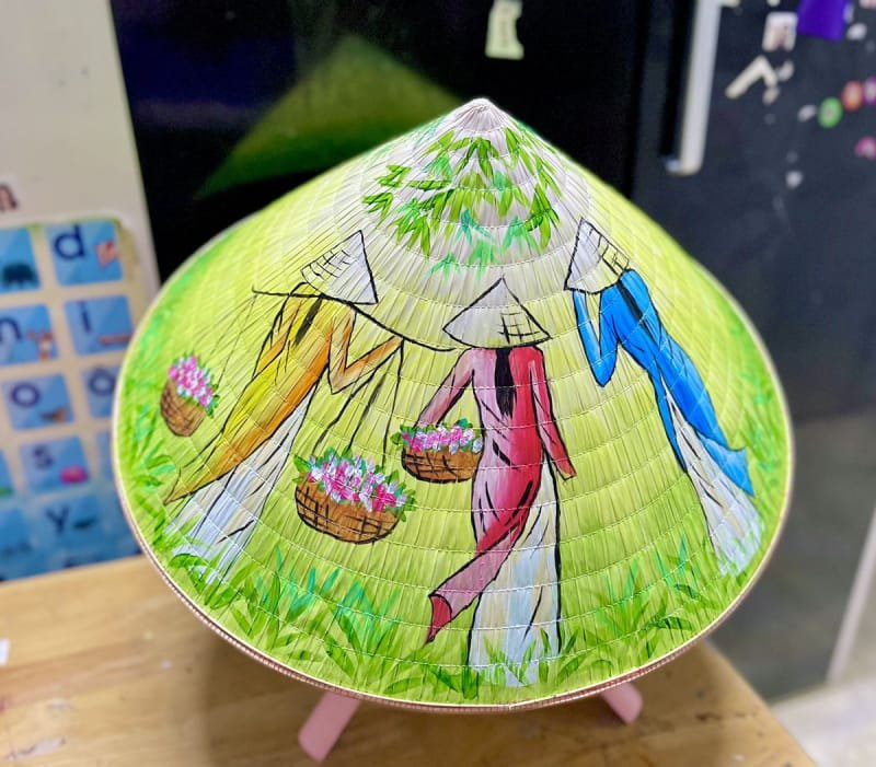 vẽ tranh trên nón lá